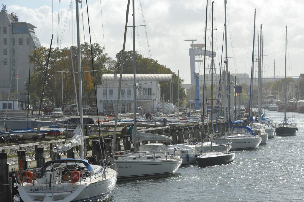 Segelboote und Fischerboote liegen am Alten Strom in Warnemünde vertäut